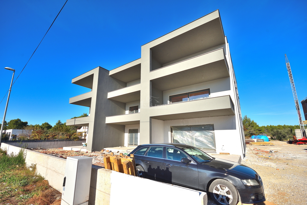 Vodice, Srima - **NOVOGRADNJA** S1 stan s vrtom, 300 m od plaže