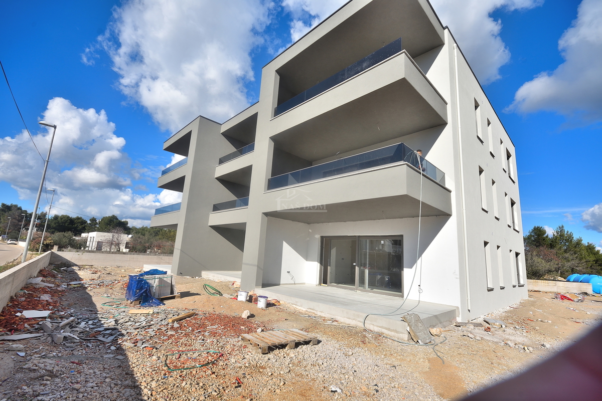 Vodice, SRIMA - A-S1 stanovanje z vrtom, 300 m od plaže