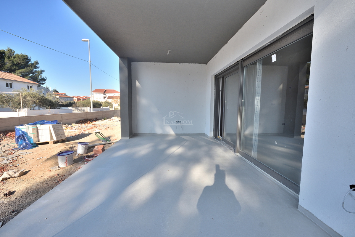 Vodice, SRIMA - A-S1 stanovanje z vrtom, 300 m od plaže