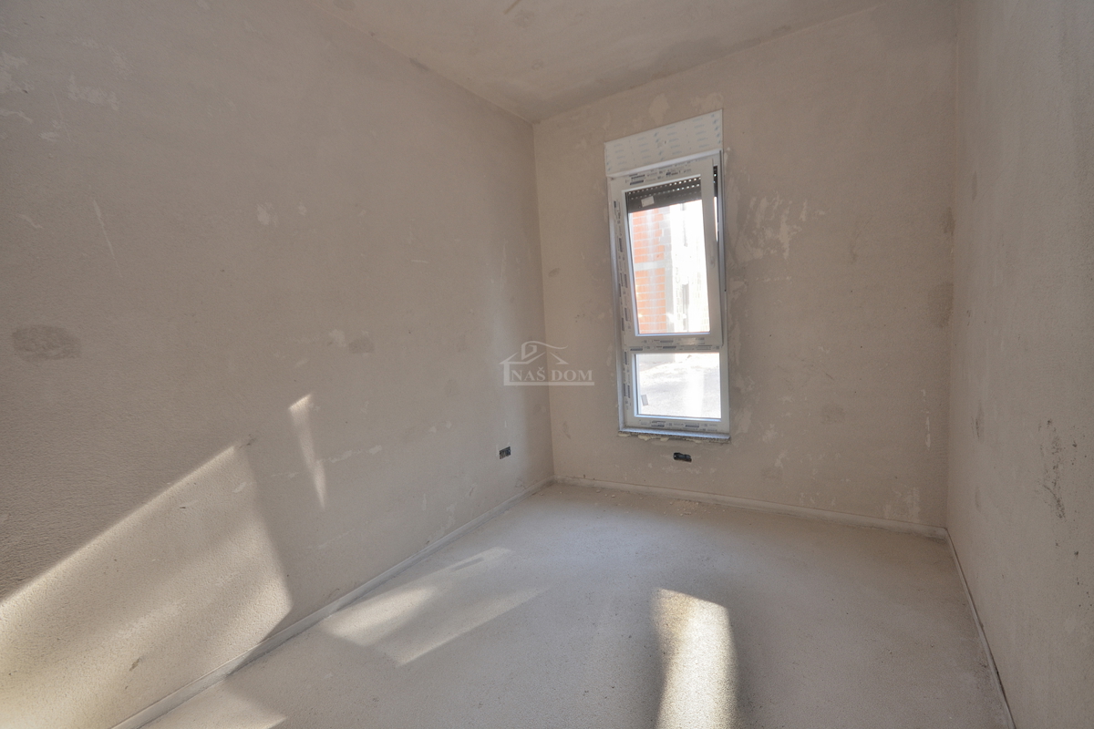 Vodice, SRIMA - A-S1 stanovanje z vrtom, 300 m od plaže