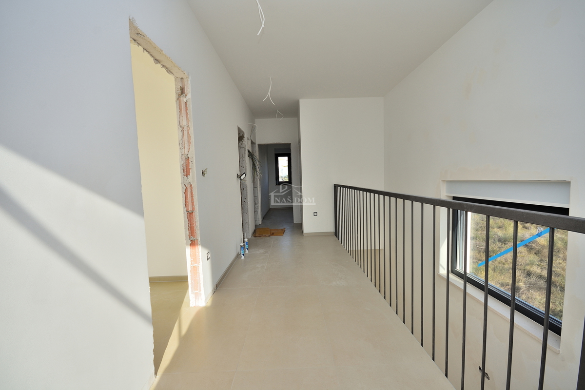 VODICE-*NOVOGRADNJA* S1 Dvojna kuća 550m od plaže