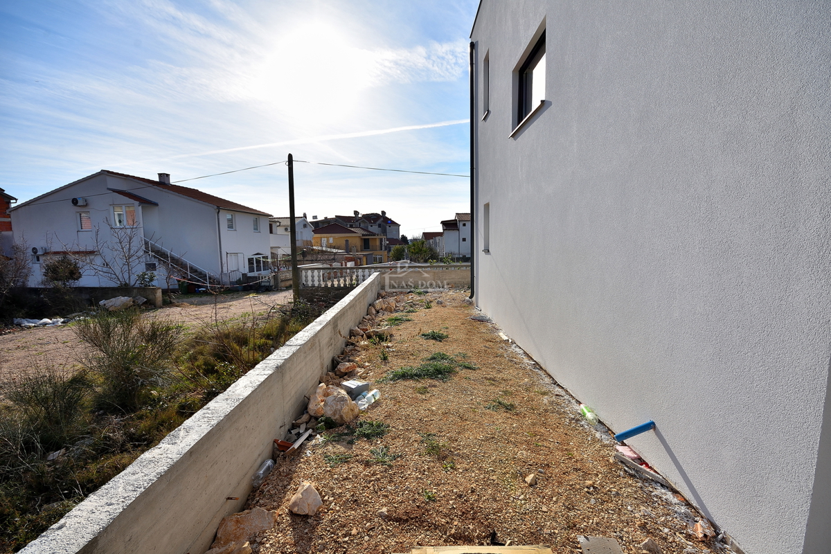 VODICE-*NOVOGRADNJA* S1 Dvojna kuća 550m od plaže