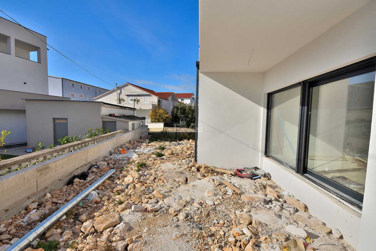 VODICE-*NOVOGRADNJA* S1 Dvojna kuća 550m od plaže