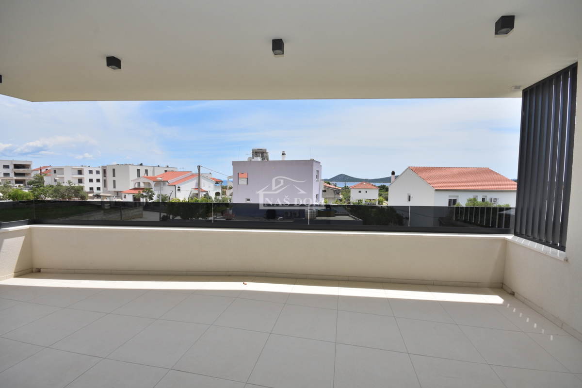 Vodice - Stanovanje S4, prvo nadstropje, 350 m od plaže, pogled na morje