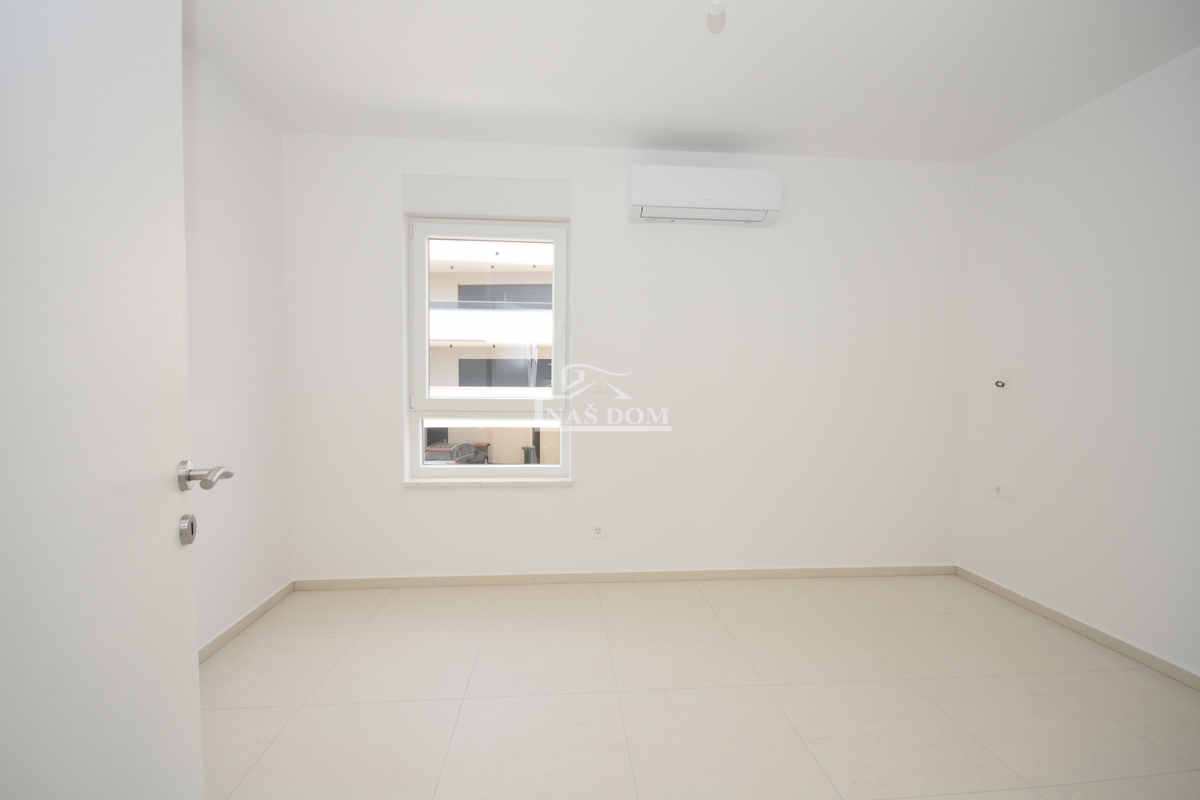 Vodice - Stanovanje S4, prvo nadstropje, 350 m od plaže, pogled na morje