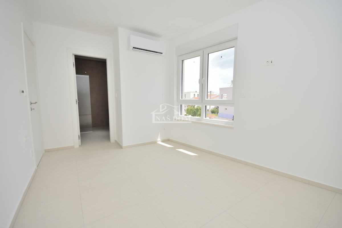 Vodice - Stanovanje S4, prvo nadstropje, 350 m od plaže, pogled na morje