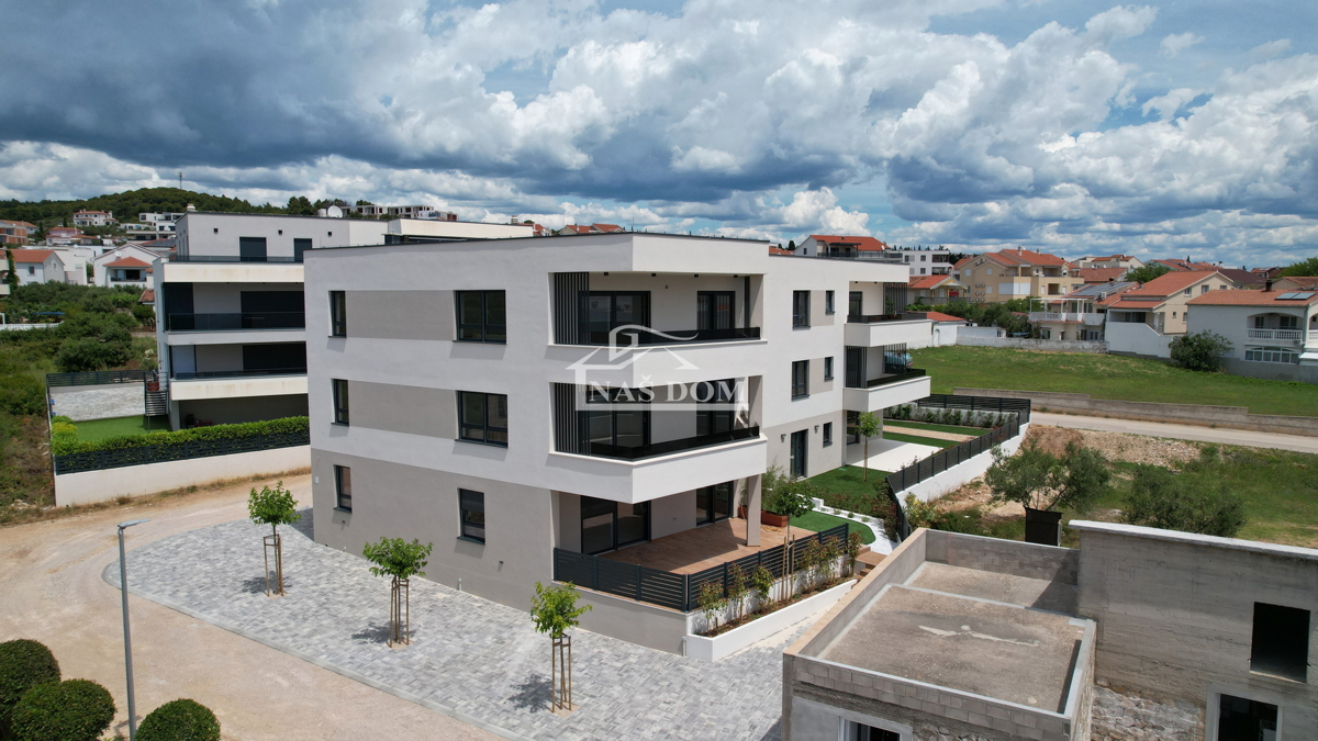 Vodice - Stanovanje S4, prvo nadstropje, 350 m od plaže, pogled na morje