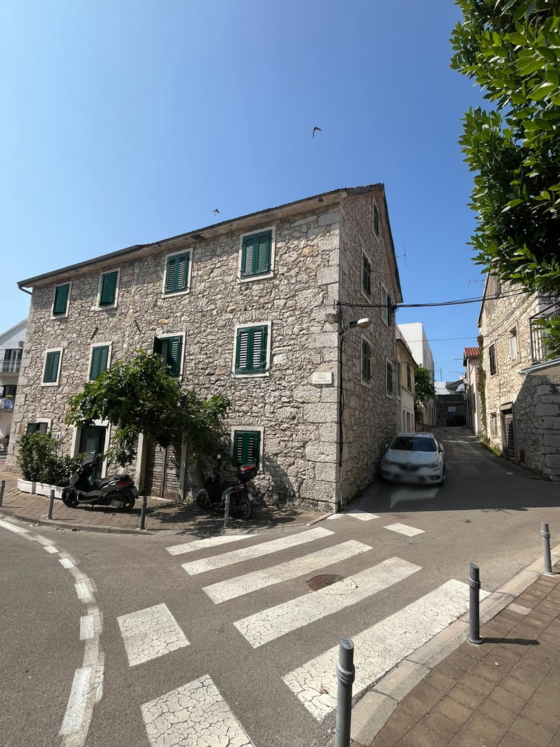 Vodice, center - hiša za obnovo 400 m od plaže