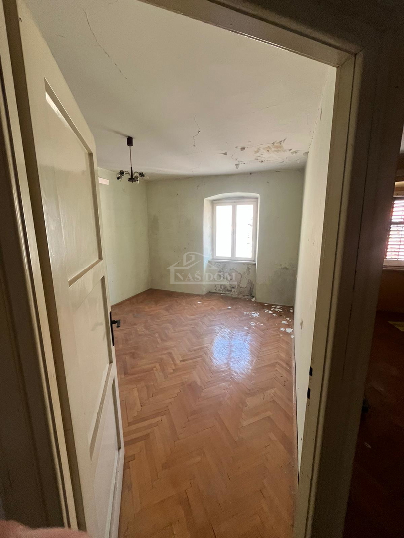 Vodice, center - hiša za obnovo 400 m od plaže