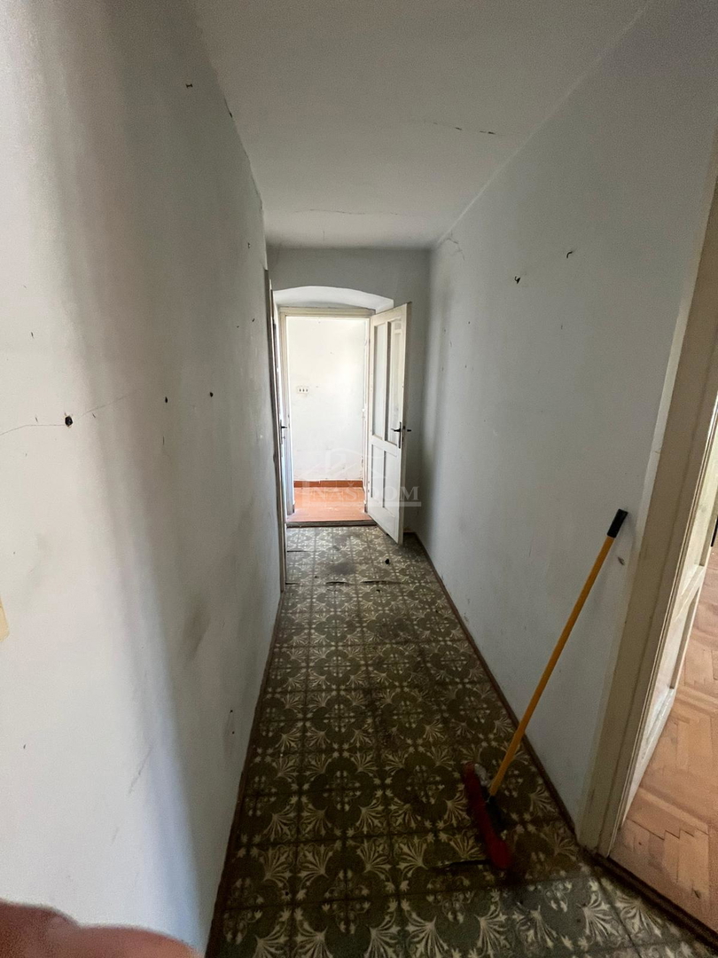 Vodice, center - hiša za obnovo 400 m od plaže