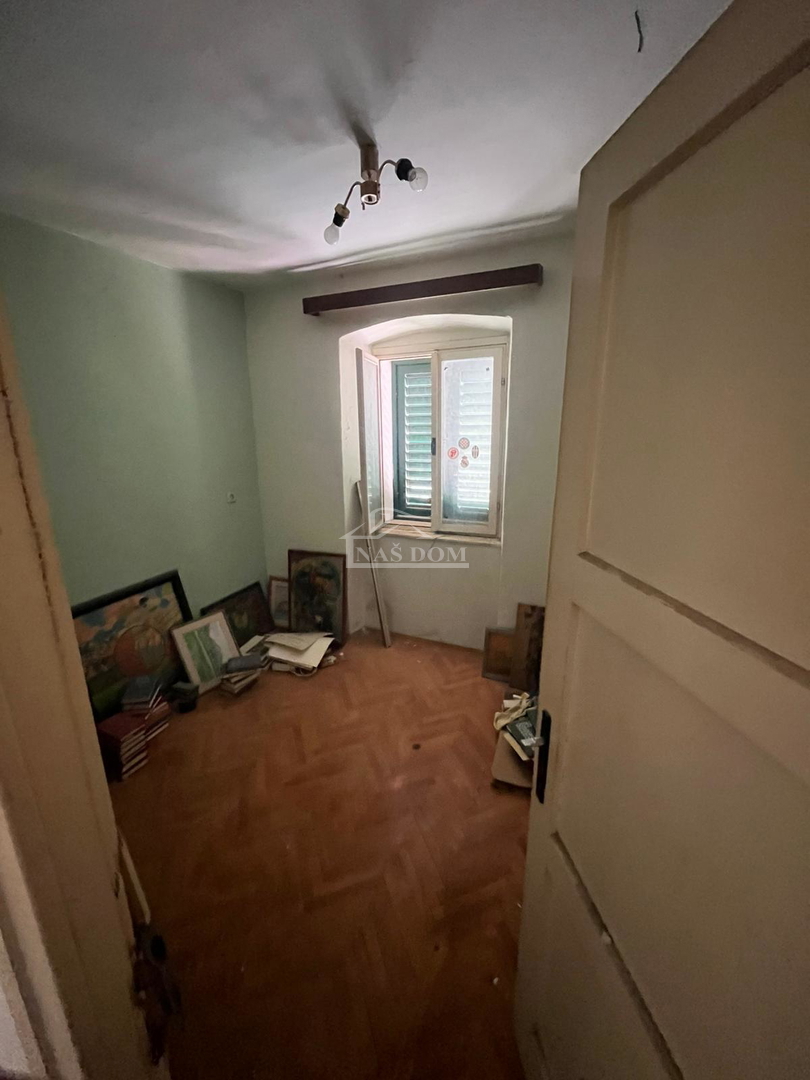 Vodice, center - hiša za obnovo 400 m od plaže