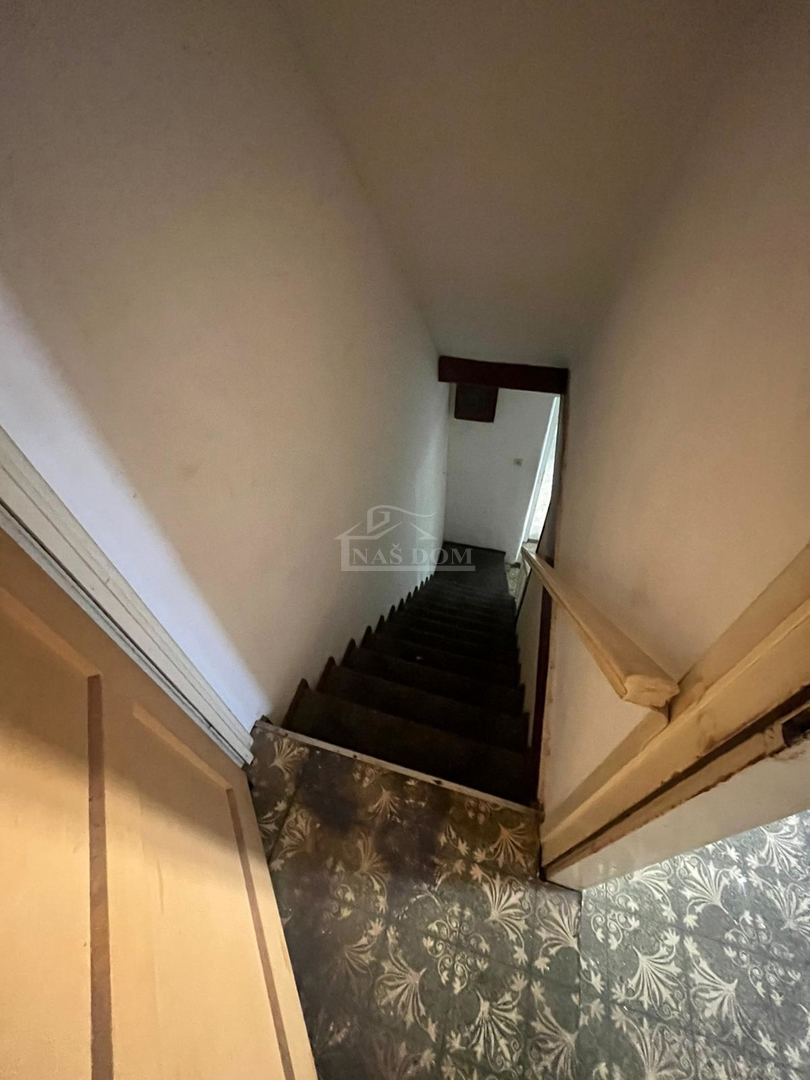 Vodice, center - hiša za obnovo 400 m od plaže