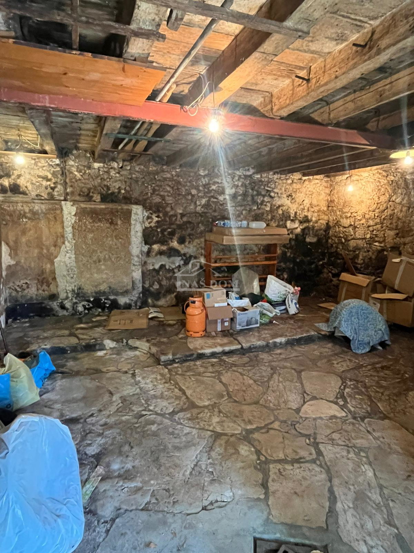 Vodice, center - hiša za obnovo 400 m od plaže