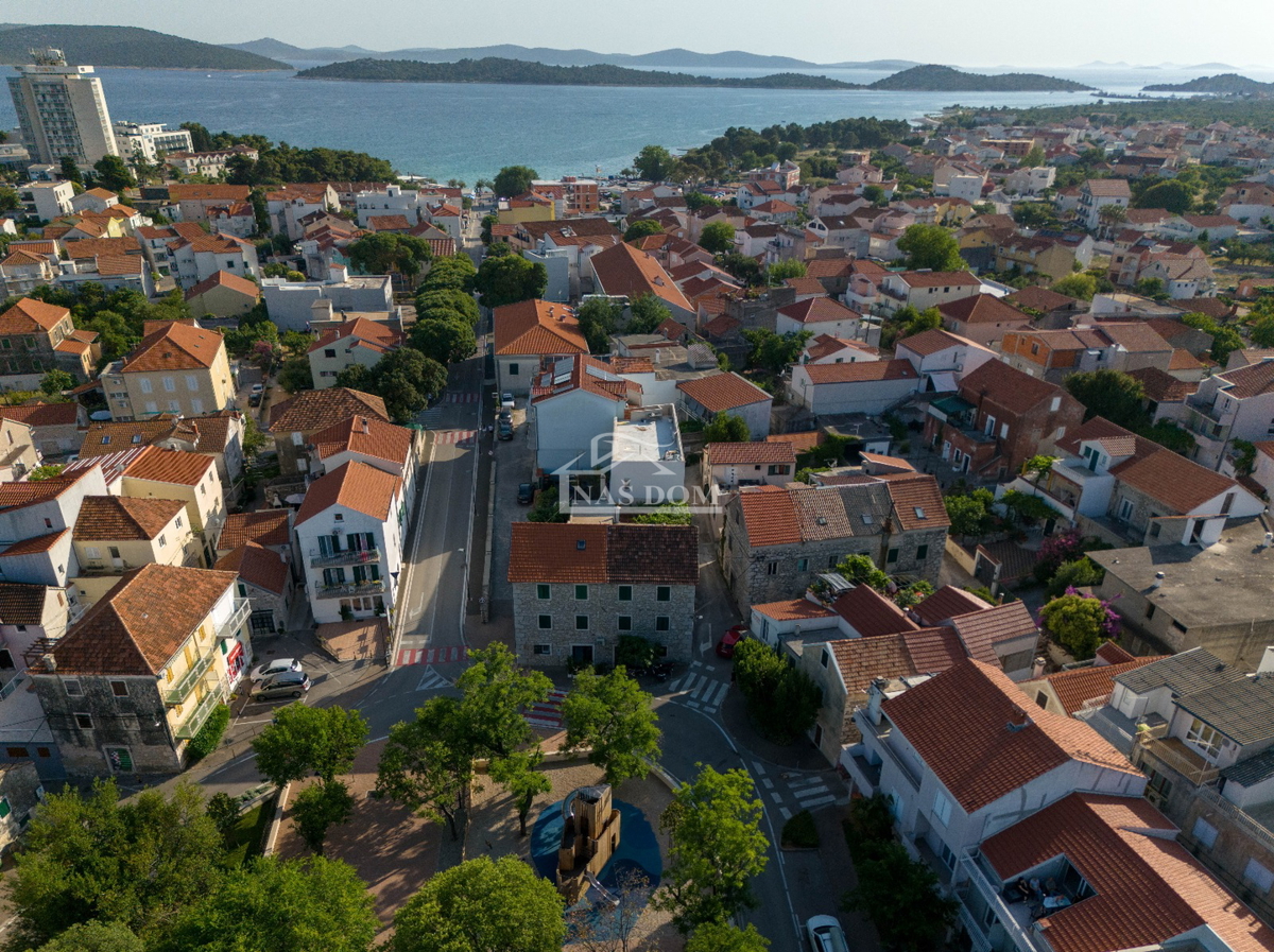 Vodice, center - hiša za obnovo 400 m od plaže