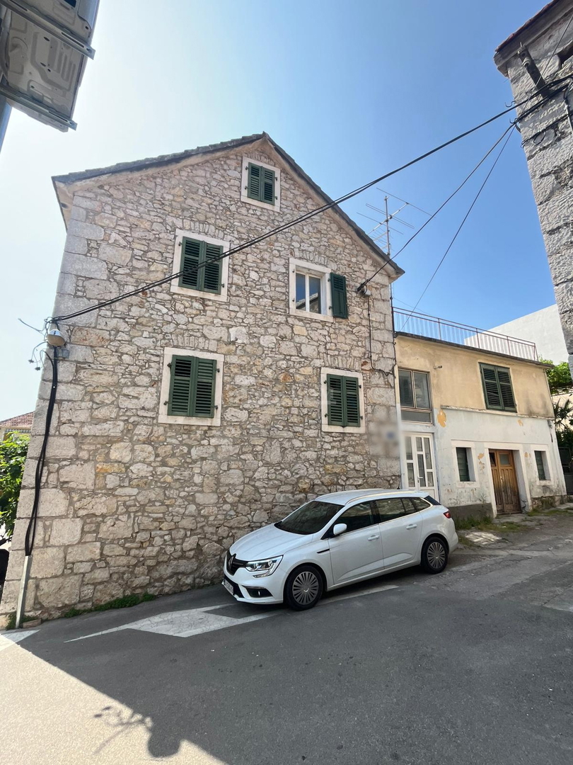 Vodice, center - hiša za obnovo 400 m od plaže