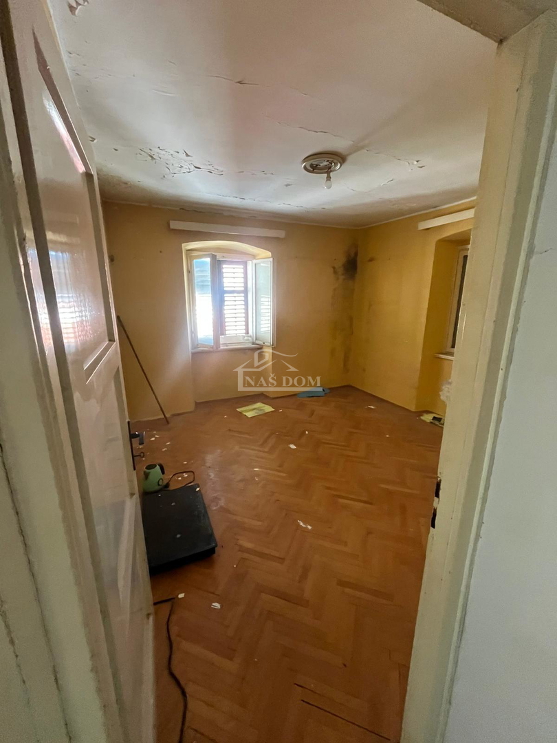 Vodice, center - hiša za obnovo 400 m od plaže