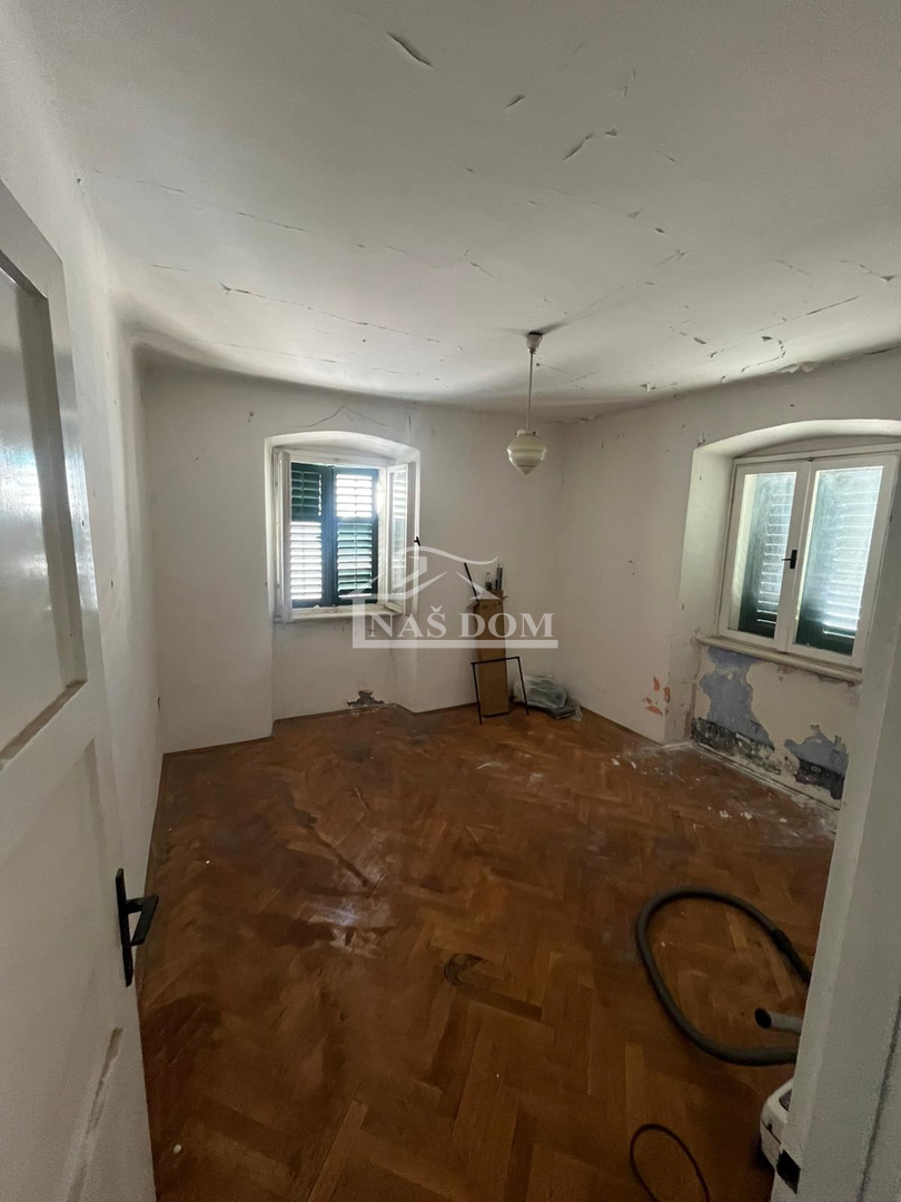 Vodice, center - hiša za obnovo 400 m od plaže