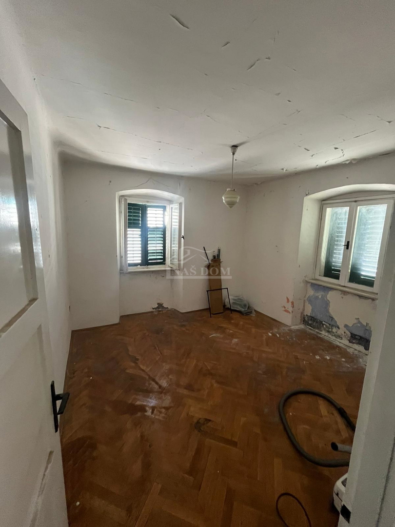 Vodice, center - hiša za obnovo 400 m od plaže