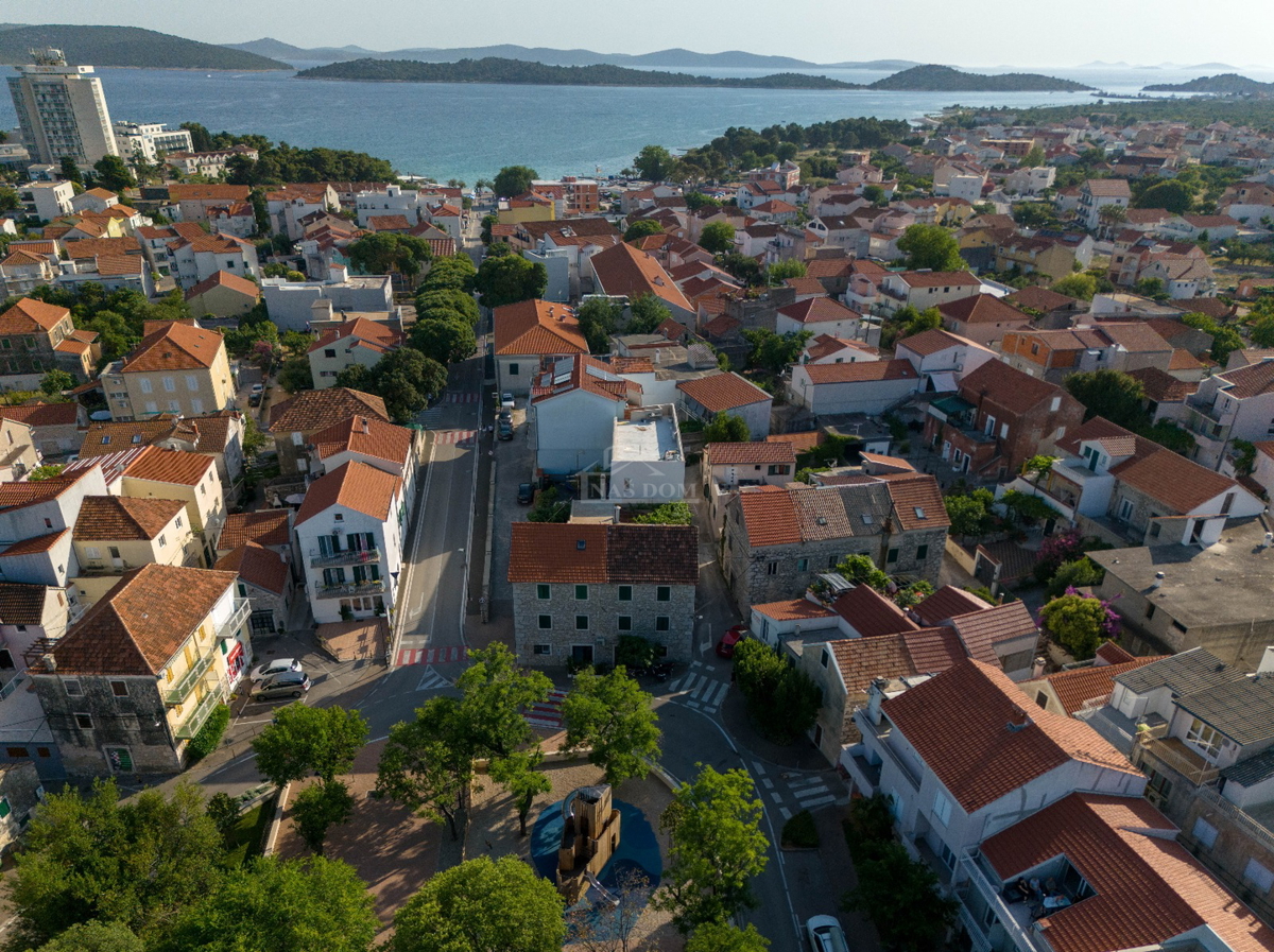 Vodice, center - hiša za obnovo 400 m od plaže