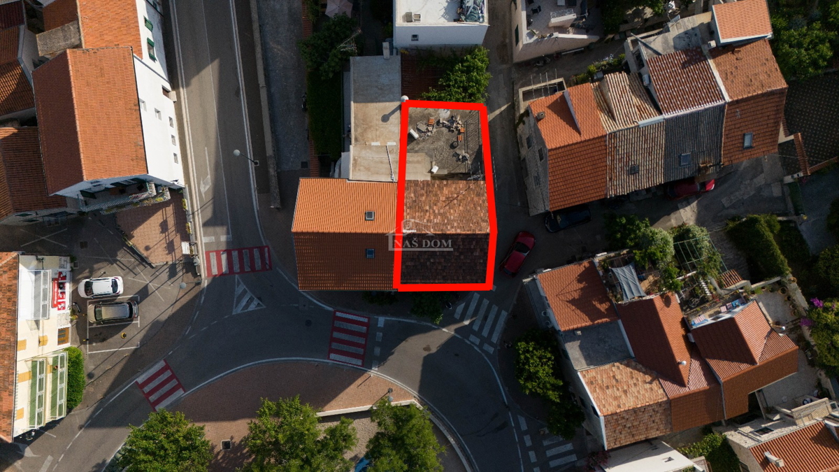 Vodice, center - hiša za obnovo 400 m od plaže