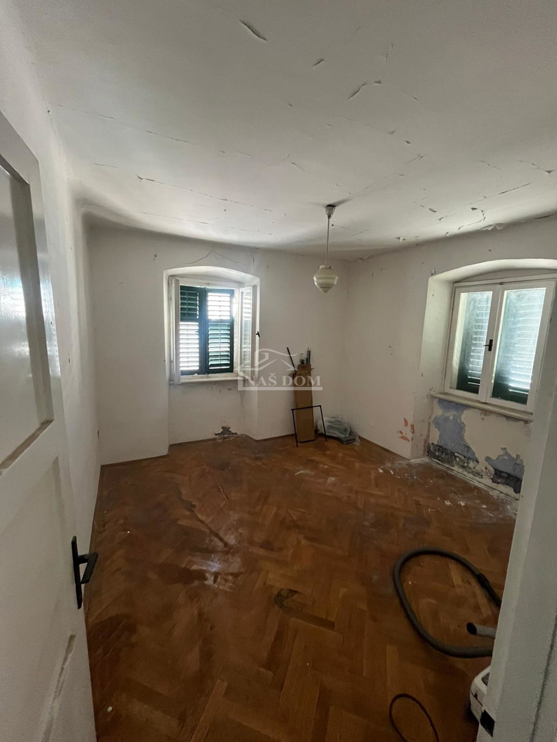 Vodice, center - hiša za obnovo 400 m od plaže