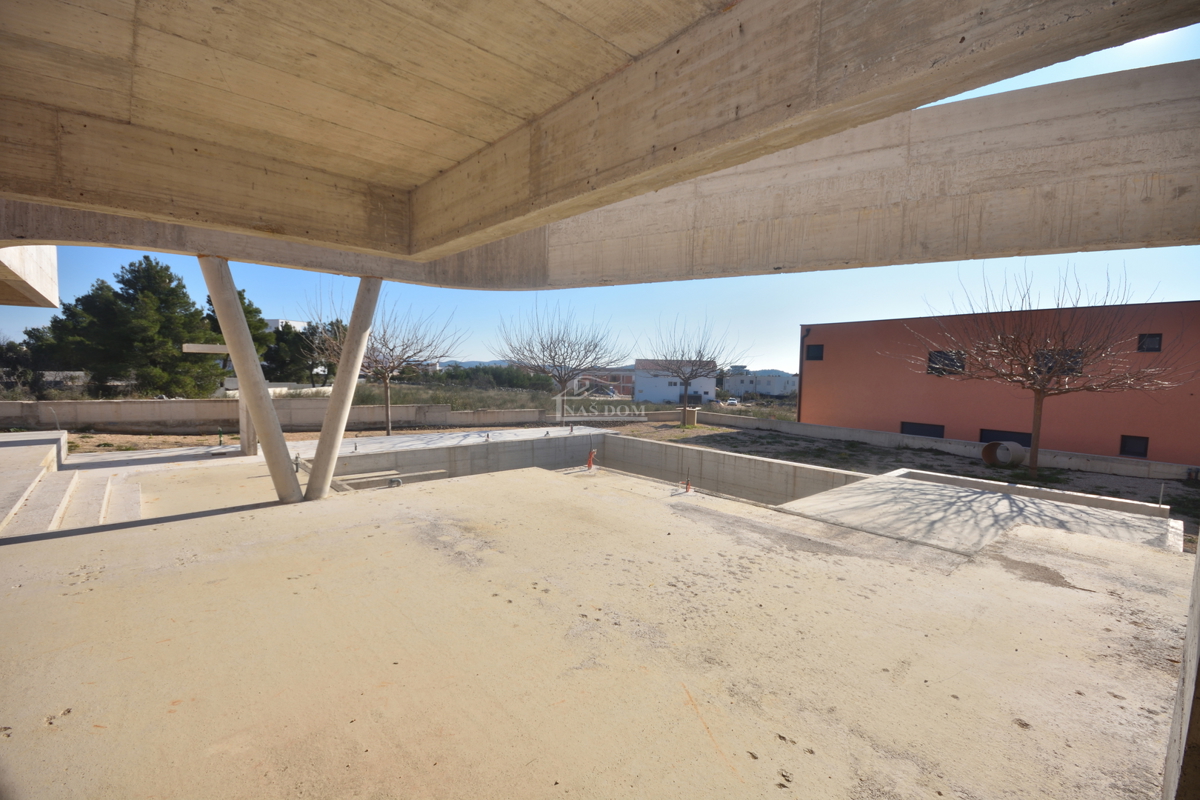 Vodice – Impresivna sodobna vila z bazenom, zdraviliško oazo in dih jemajočim razgledom