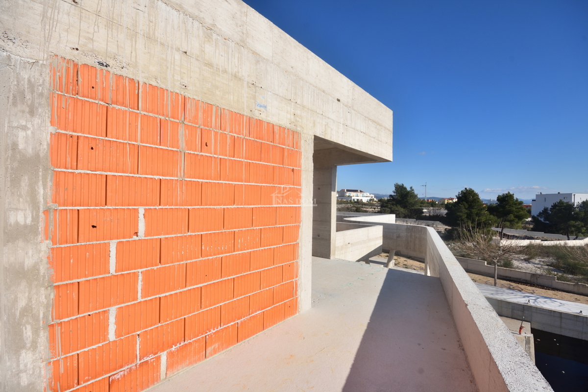 Vodice – Impresivna sodobna vila z bazenom, zdraviliško oazo in dih jemajočim razgledom