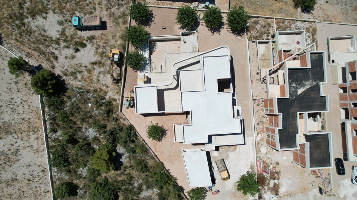 Vodice – Impresivna sodobna vila z bazenom, zdraviliško oazo in dih jemajočim razgledom