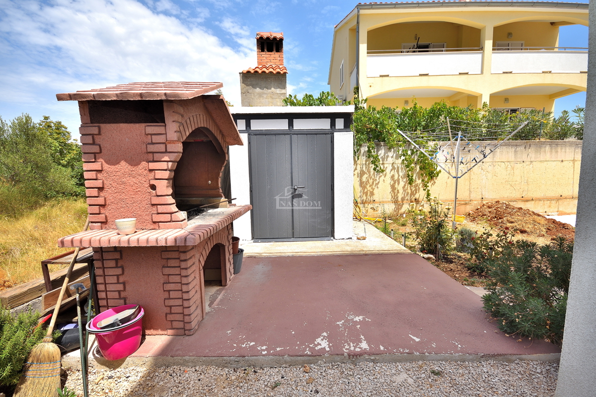 Vodice. stanovanje z dvema spalnicama v visokem pritličju