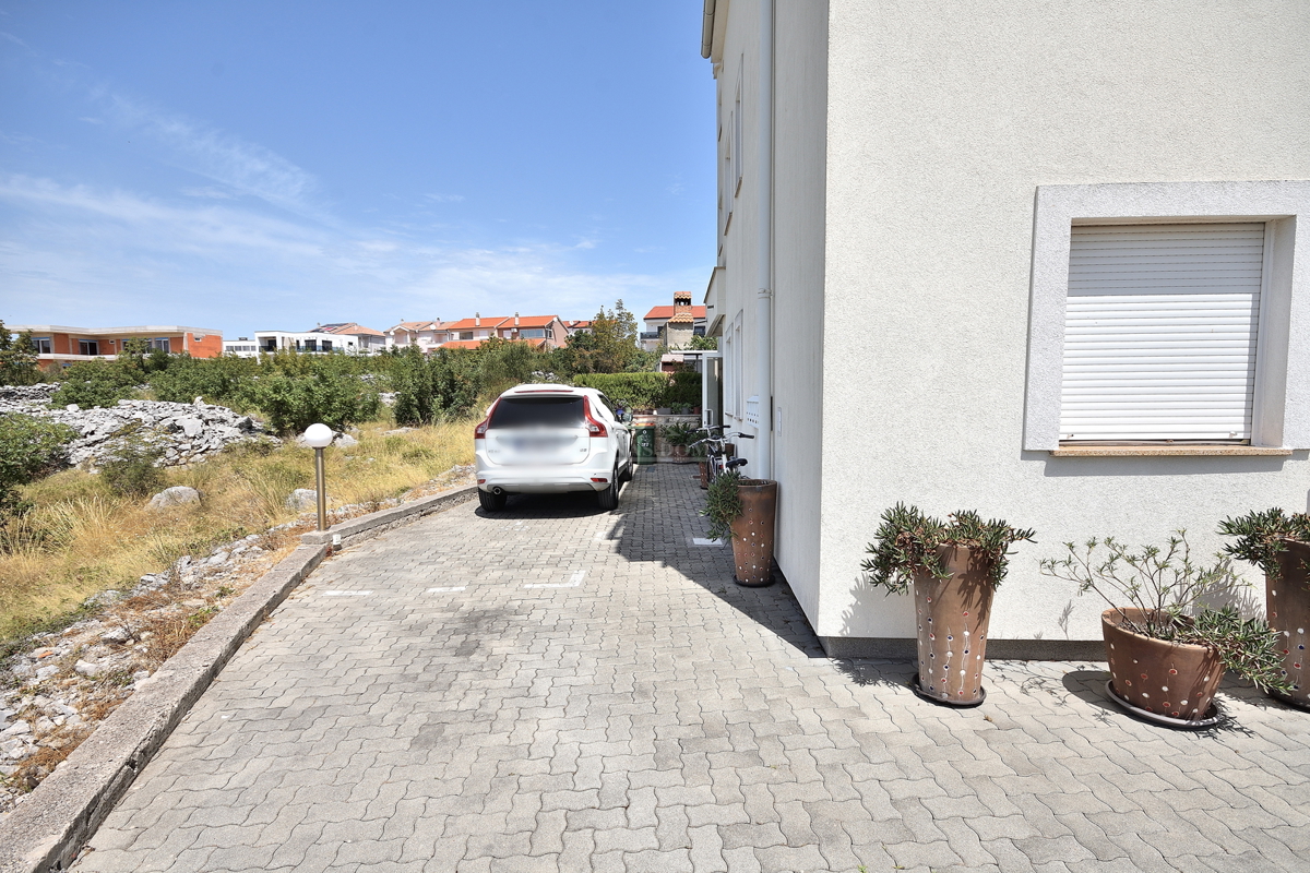 Vodice. stanovanje z dvema spalnicama v visokem pritličju