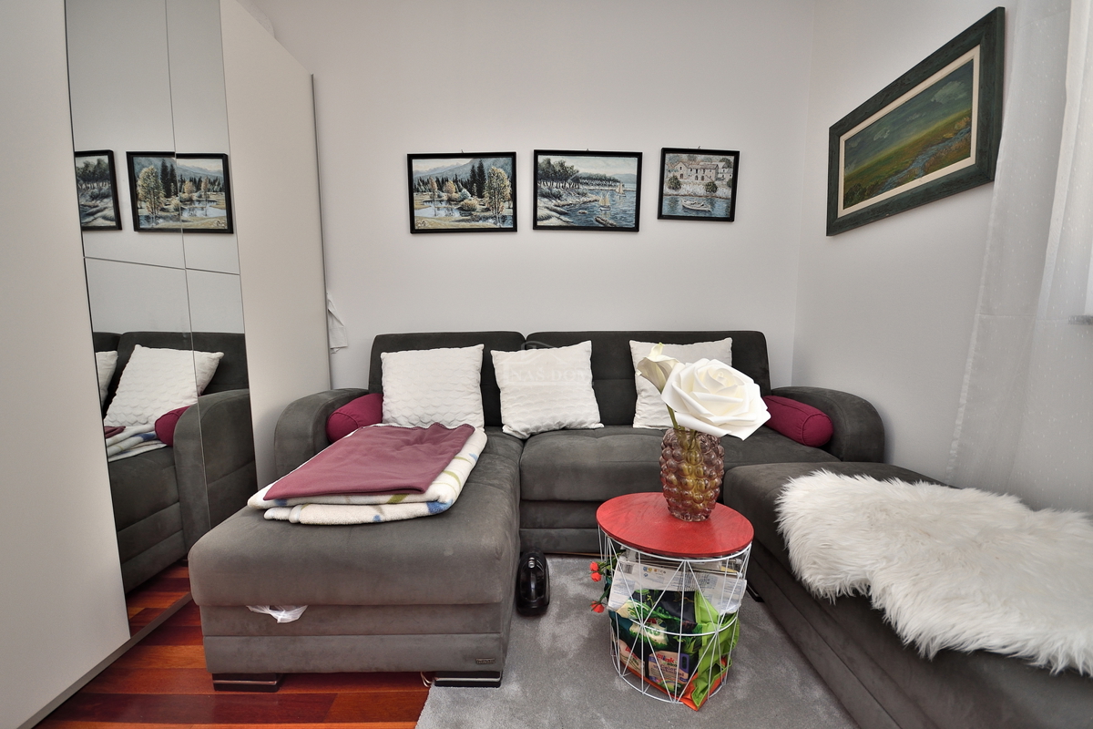 Vodice. stanovanje z dvema spalnicama v visokem pritličju