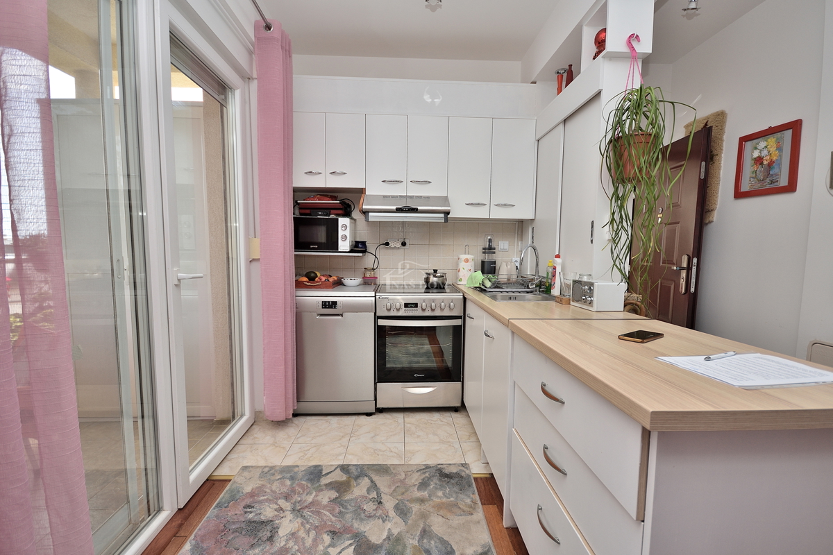 Vodice. stanovanje z dvema spalnicama v visokem pritličju