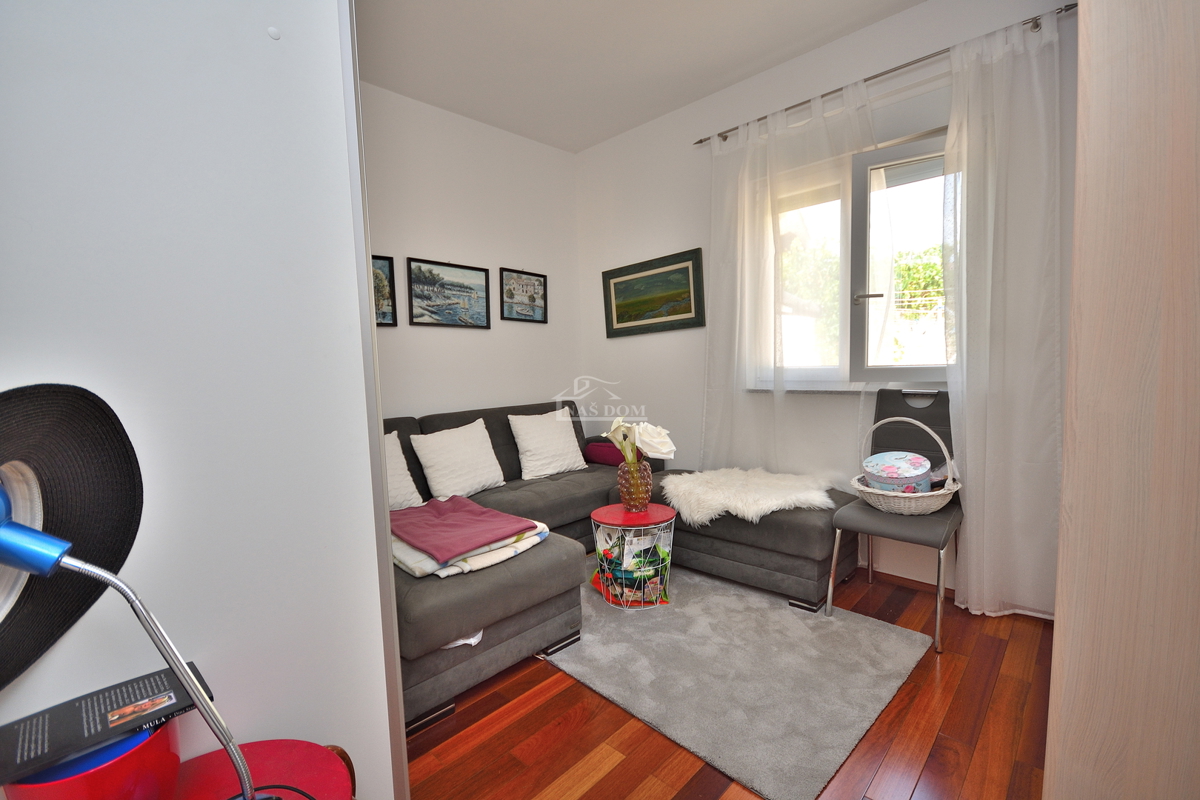 Vodice. stanovanje z dvema spalnicama v visokem pritličju