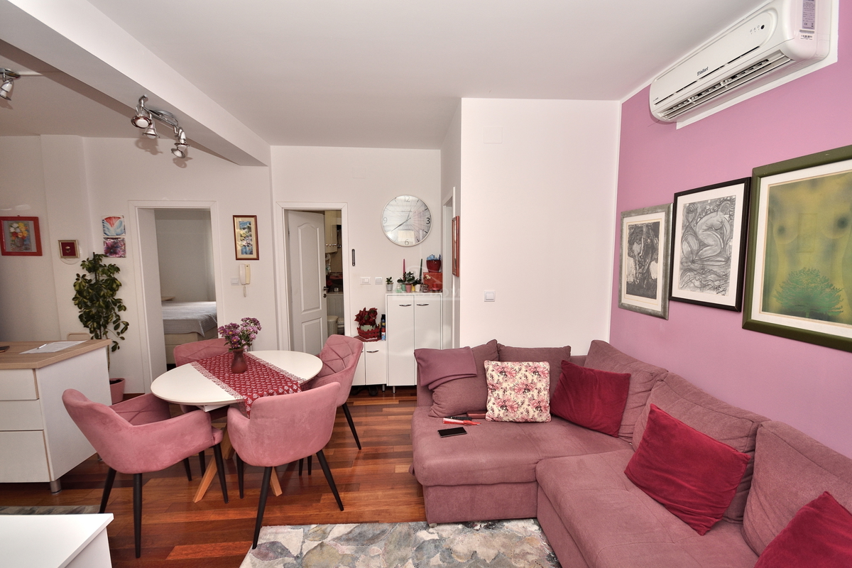 Vodice. stanovanje z dvema spalnicama v visokem pritličju