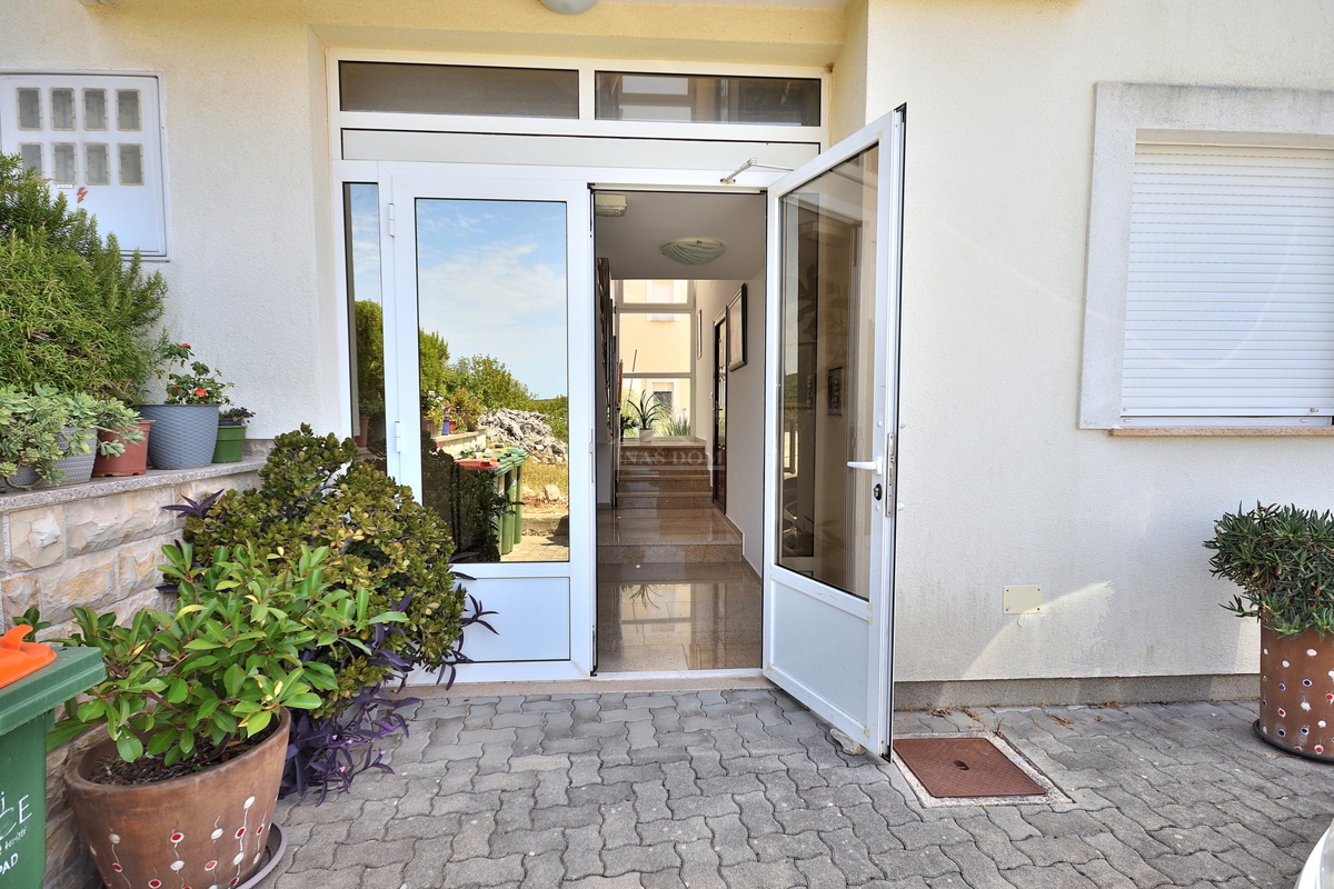 Vodice. stanovanje z dvema spalnicama v visokem pritličju