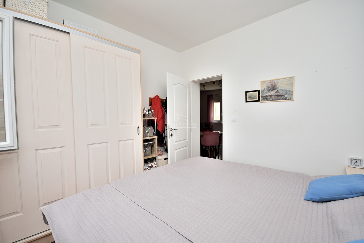 Vodice. stanovanje z dvema spalnicama v visokem pritličju