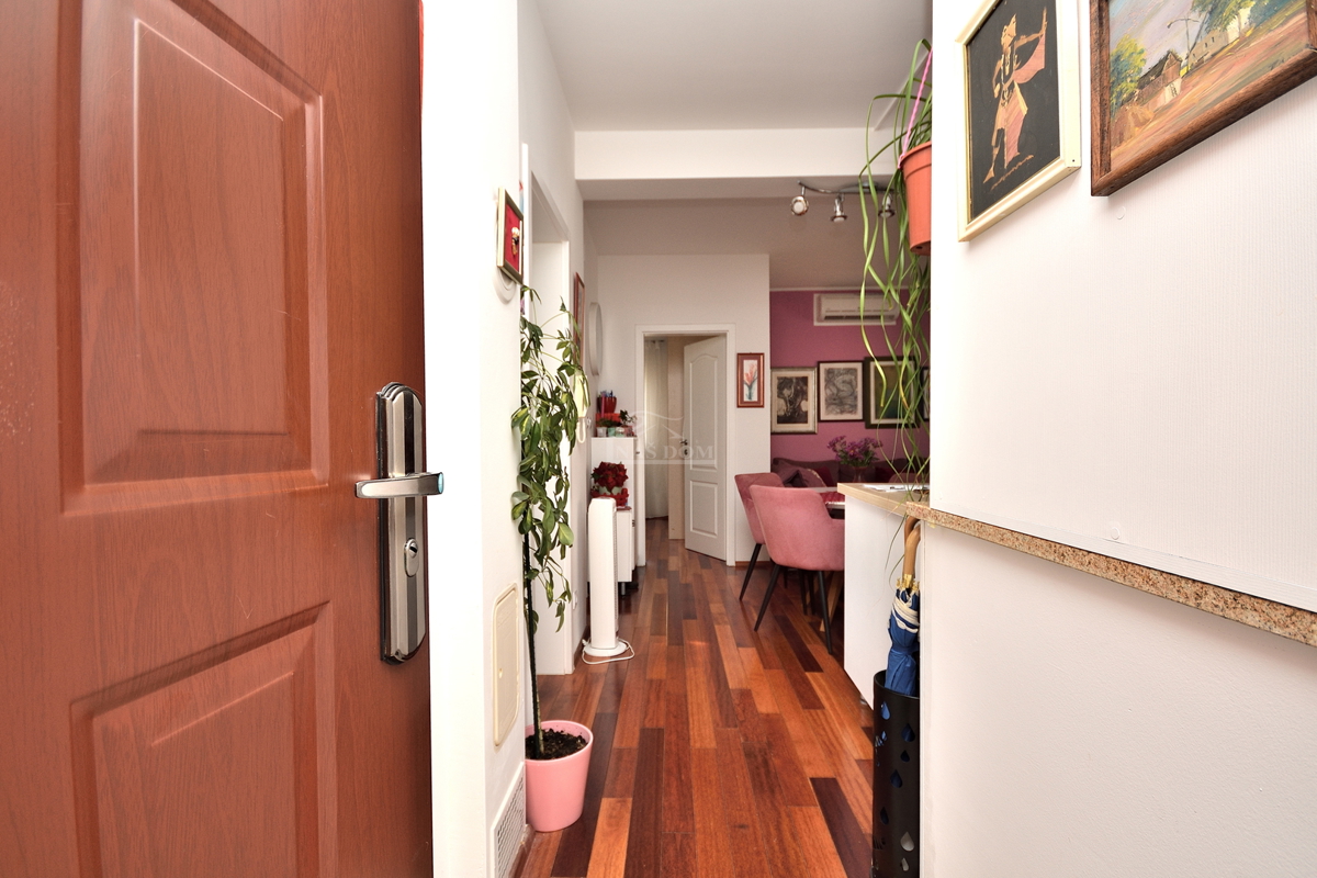 Vodice. stanovanje z dvema spalnicama v visokem pritličju