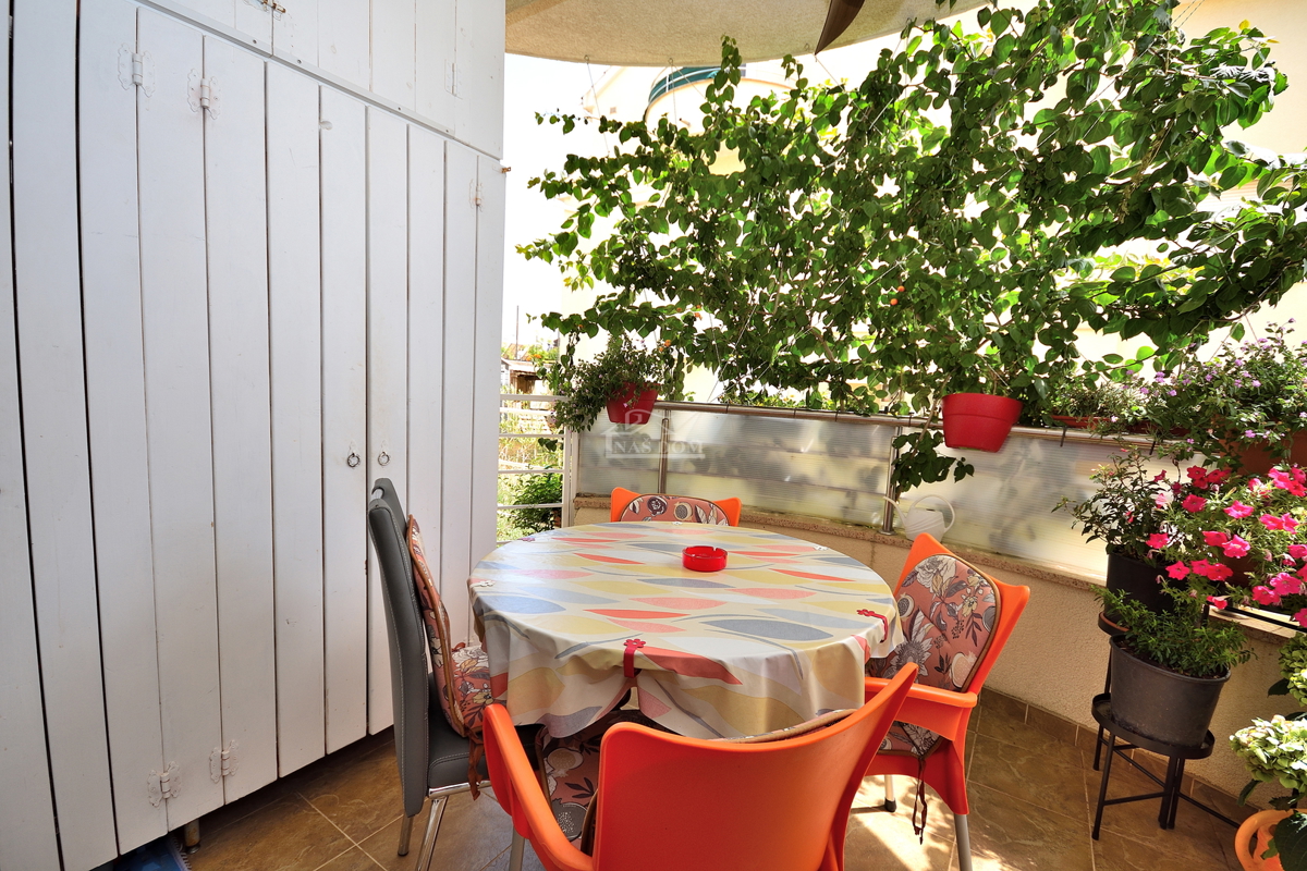 Vodice. stanovanje z dvema spalnicama v visokem pritličju