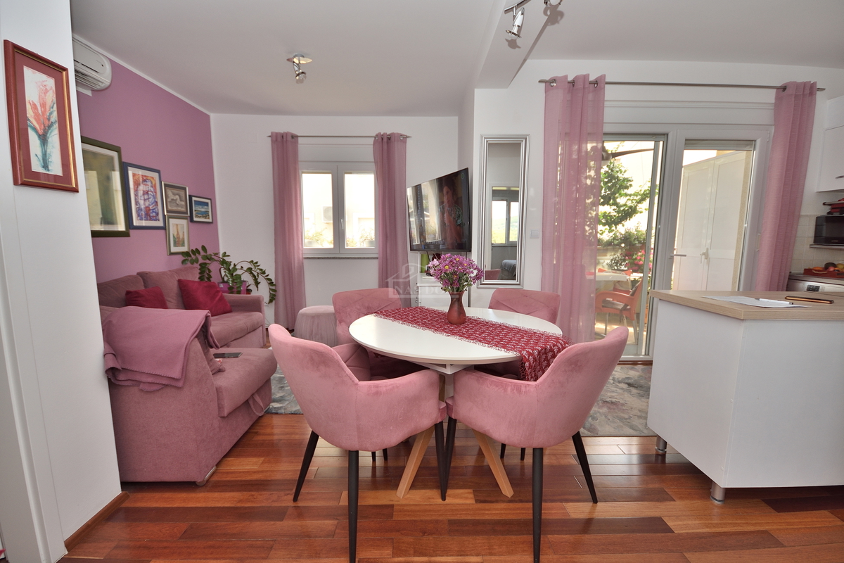 Vodice. stanovanje z dvema spalnicama v visokem pritličju