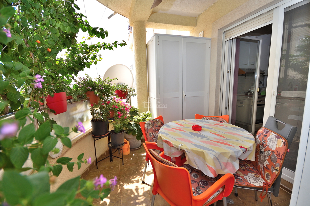 Vodice. stanovanje z dvema spalnicama v visokem pritličju