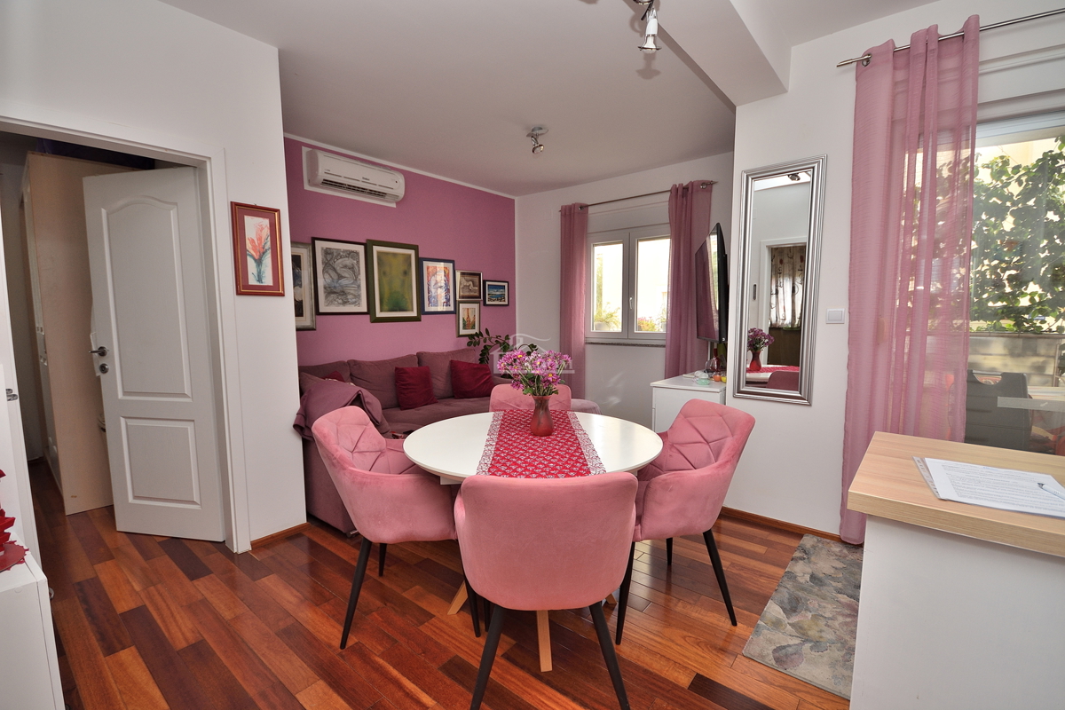 Vodice. stanovanje z dvema spalnicama v visokem pritličju