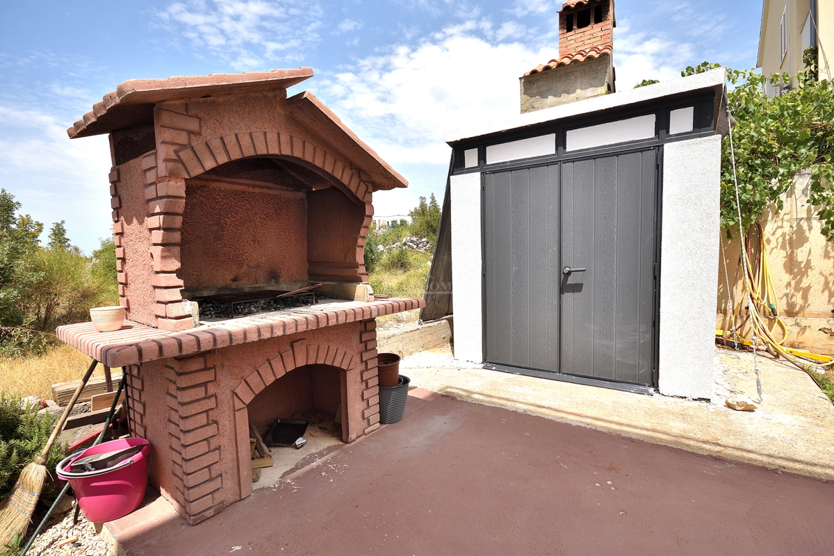 Vodice. stanovanje z dvema spalnicama v visokem pritličju