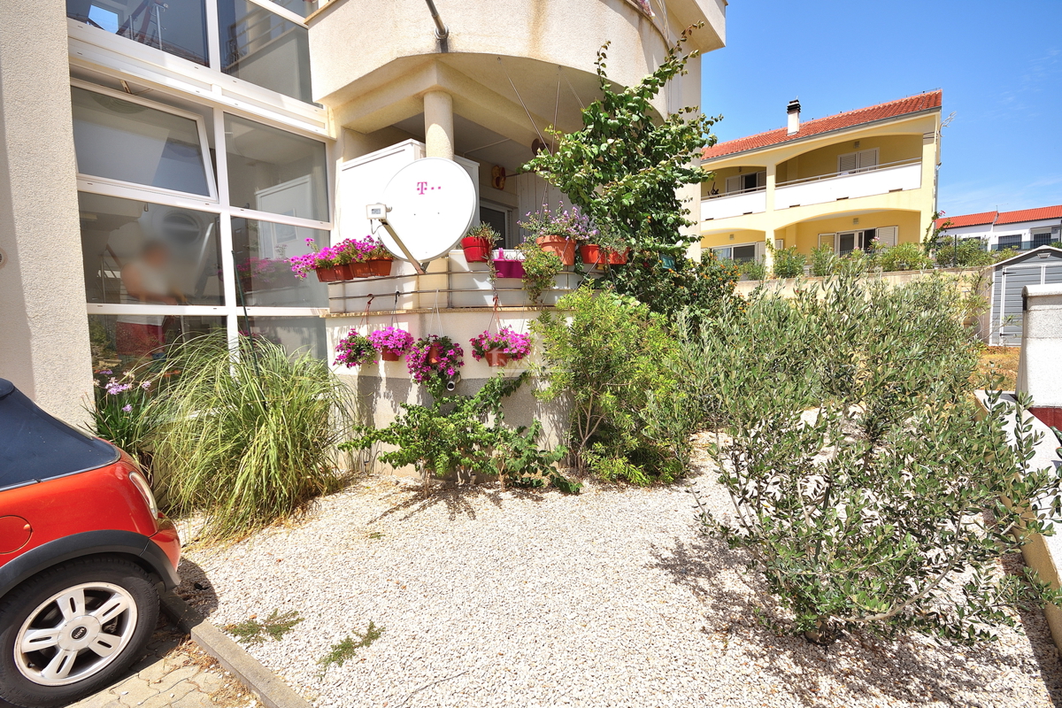 Vodice. stanovanje z dvema spalnicama v visokem pritličju