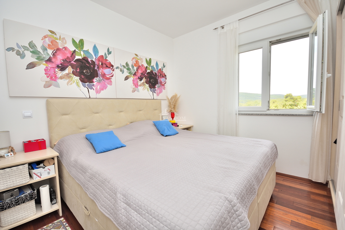 Vodice. stanovanje z dvema spalnicama v visokem pritličju