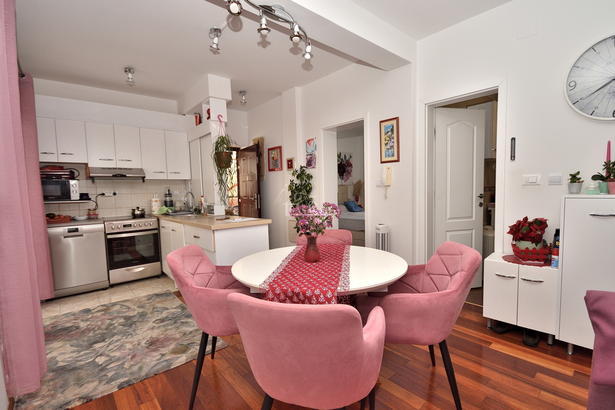 Vodice. stanovanje z dvema spalnicama v visokem pritličju