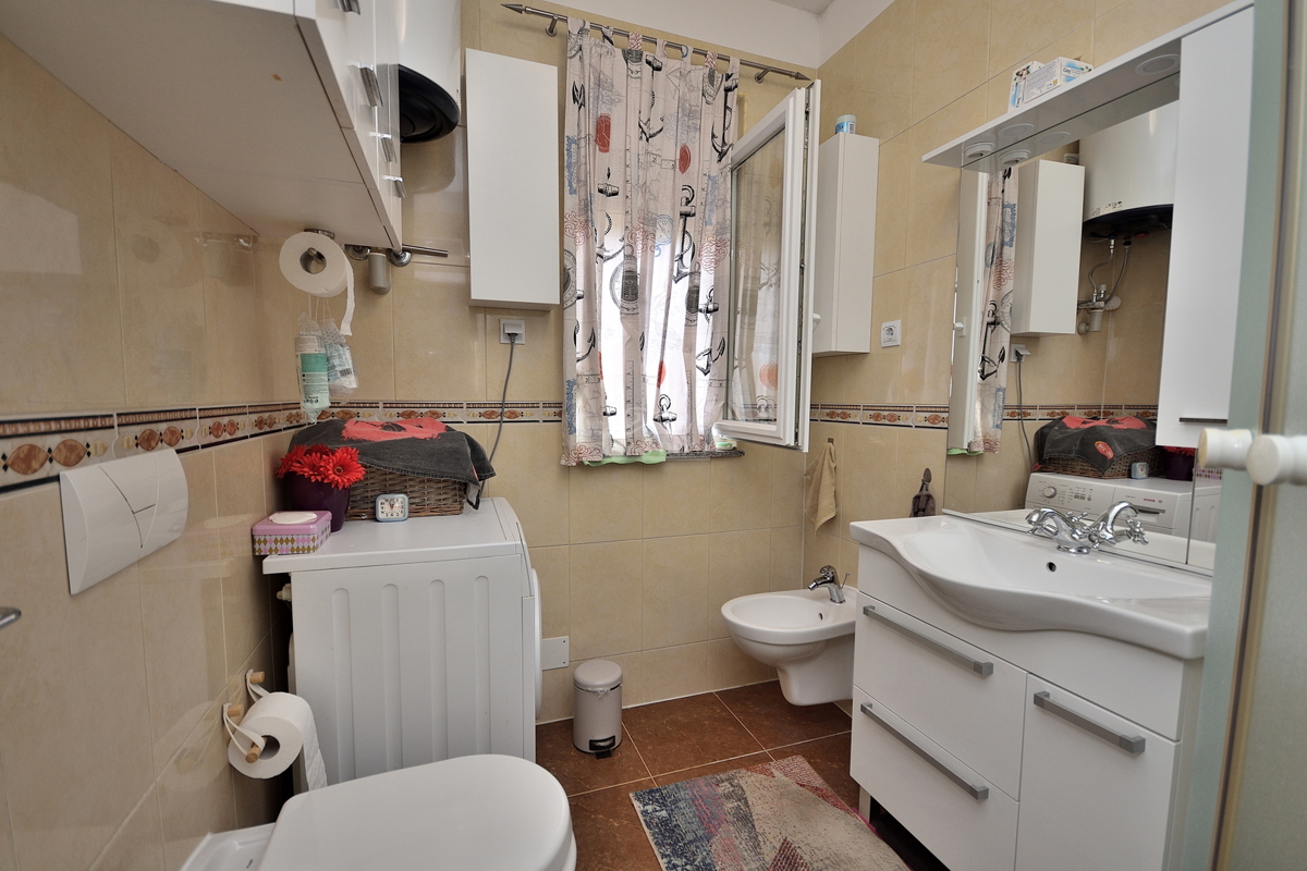 Vodice. stanovanje z dvema spalnicama v visokem pritličju