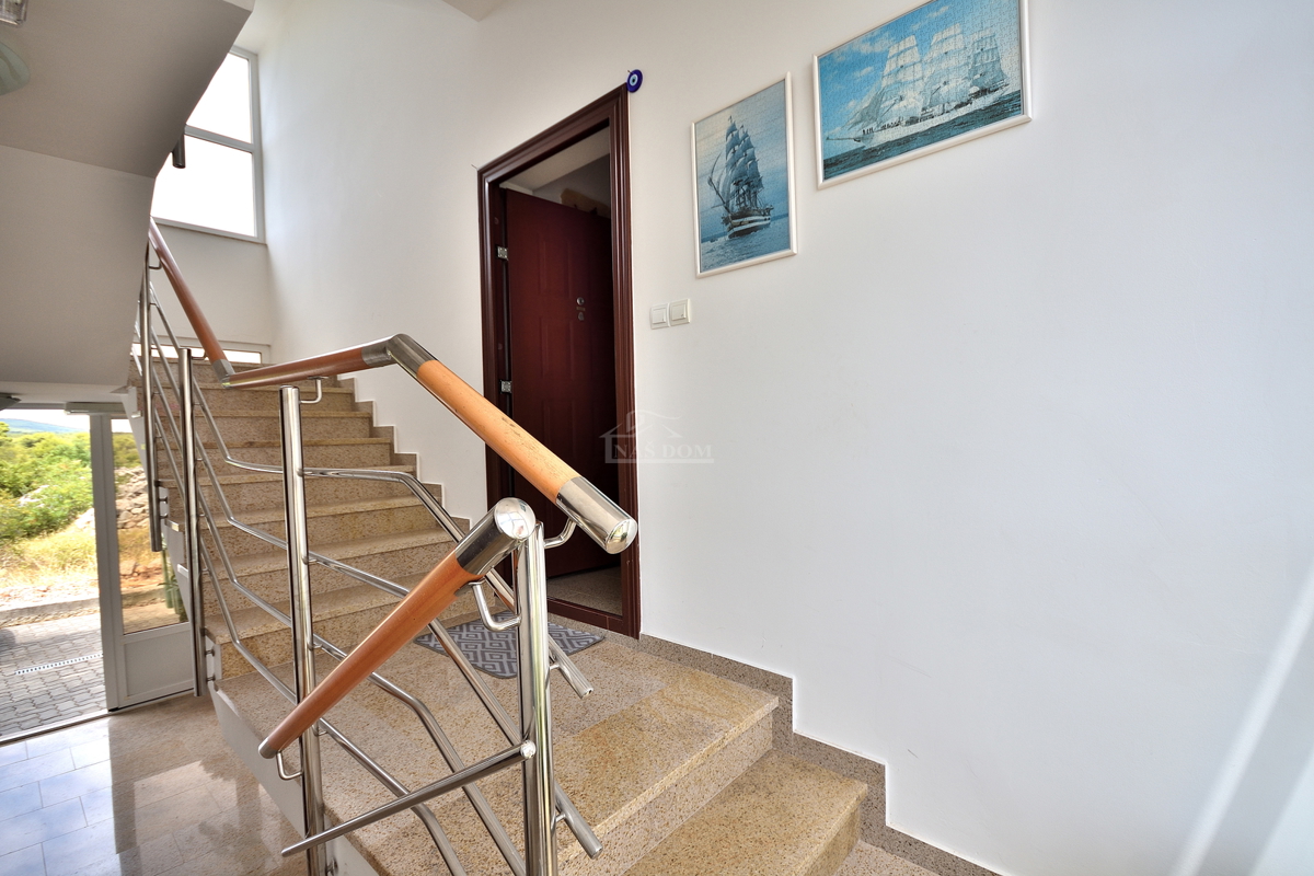 Vodice. stanovanje z dvema spalnicama v visokem pritličju