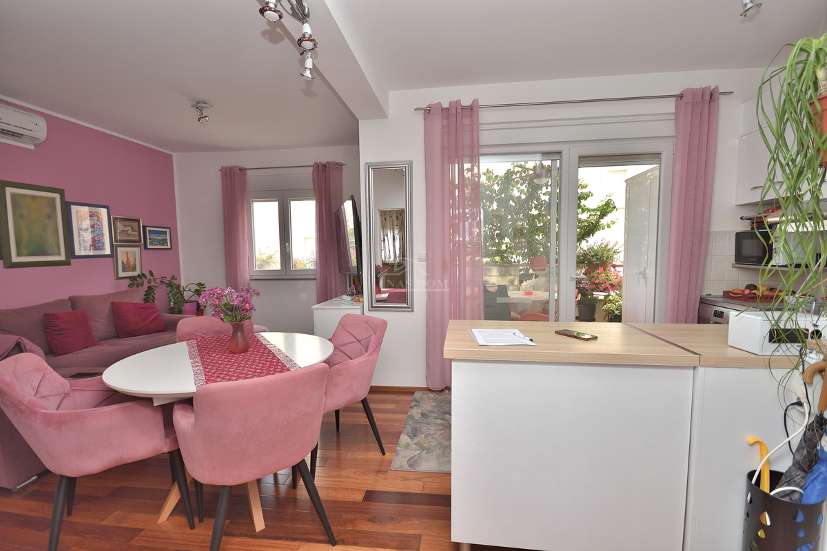 Vodice. stanovanje z dvema spalnicama v visokem pritličju