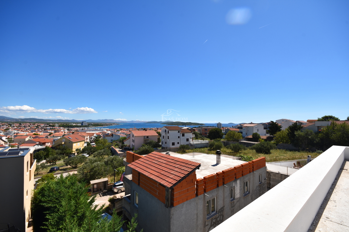 Vodice - Stanovanje S3 v prvem nadstropju s strešno teraso, pogled na morje