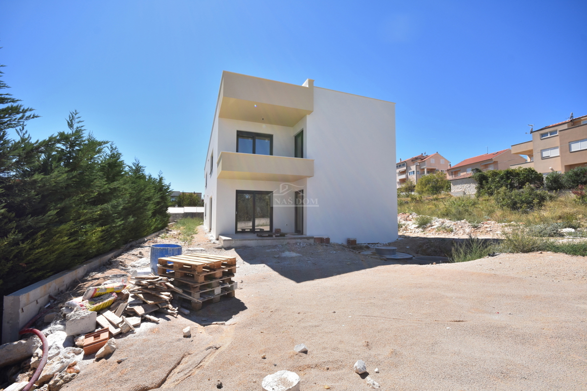 Vodice - Stanovanje S3 v prvem nadstropju s strešno teraso, pogled na morje